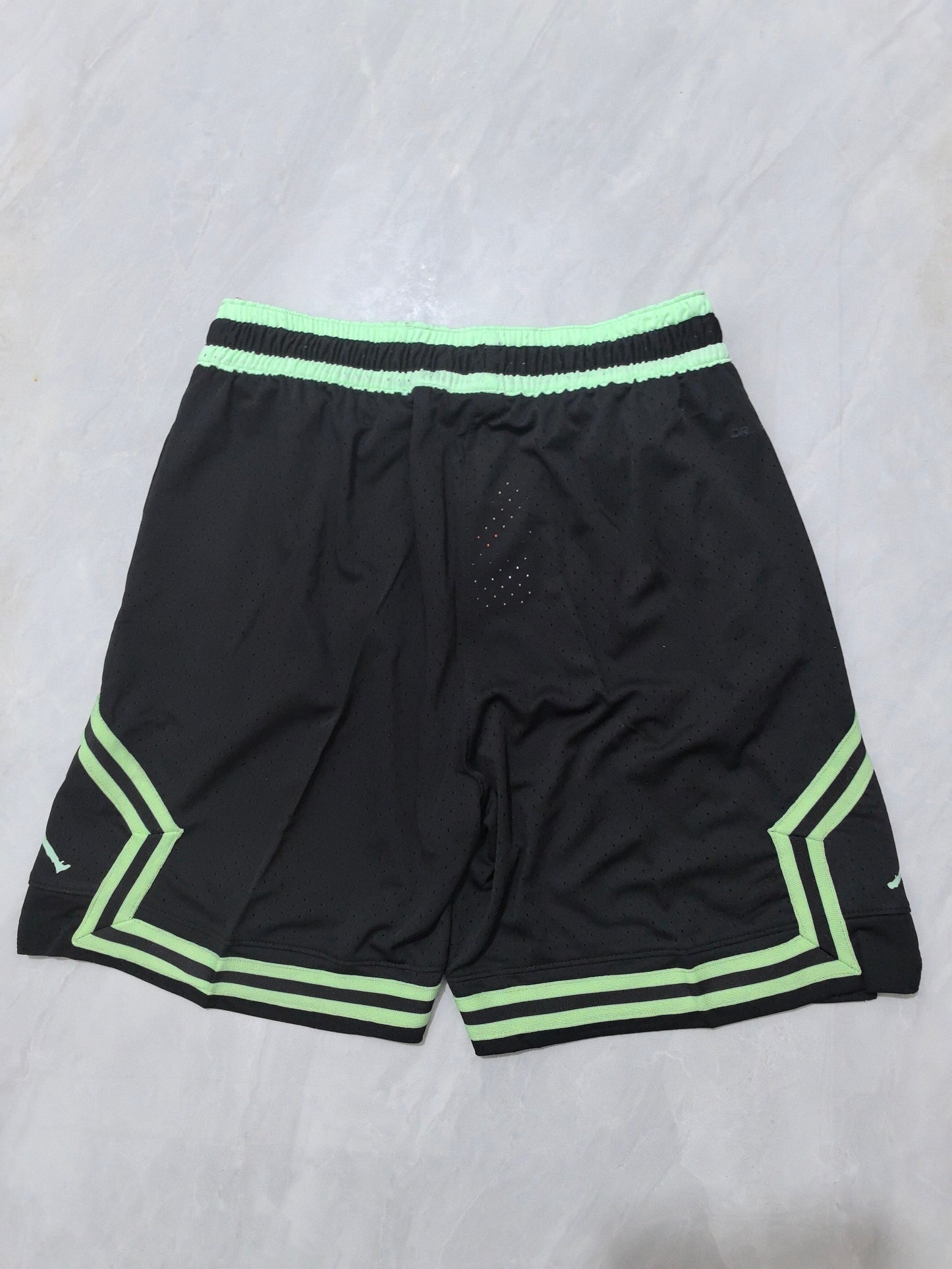 Jordan short black n lime green